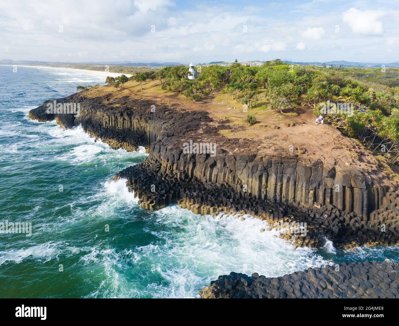 Faro di Fingal Head e colonne vulcaniche esagonali di roccia al largo della Tweed Heads Coast, NSW Australia Foto Stock