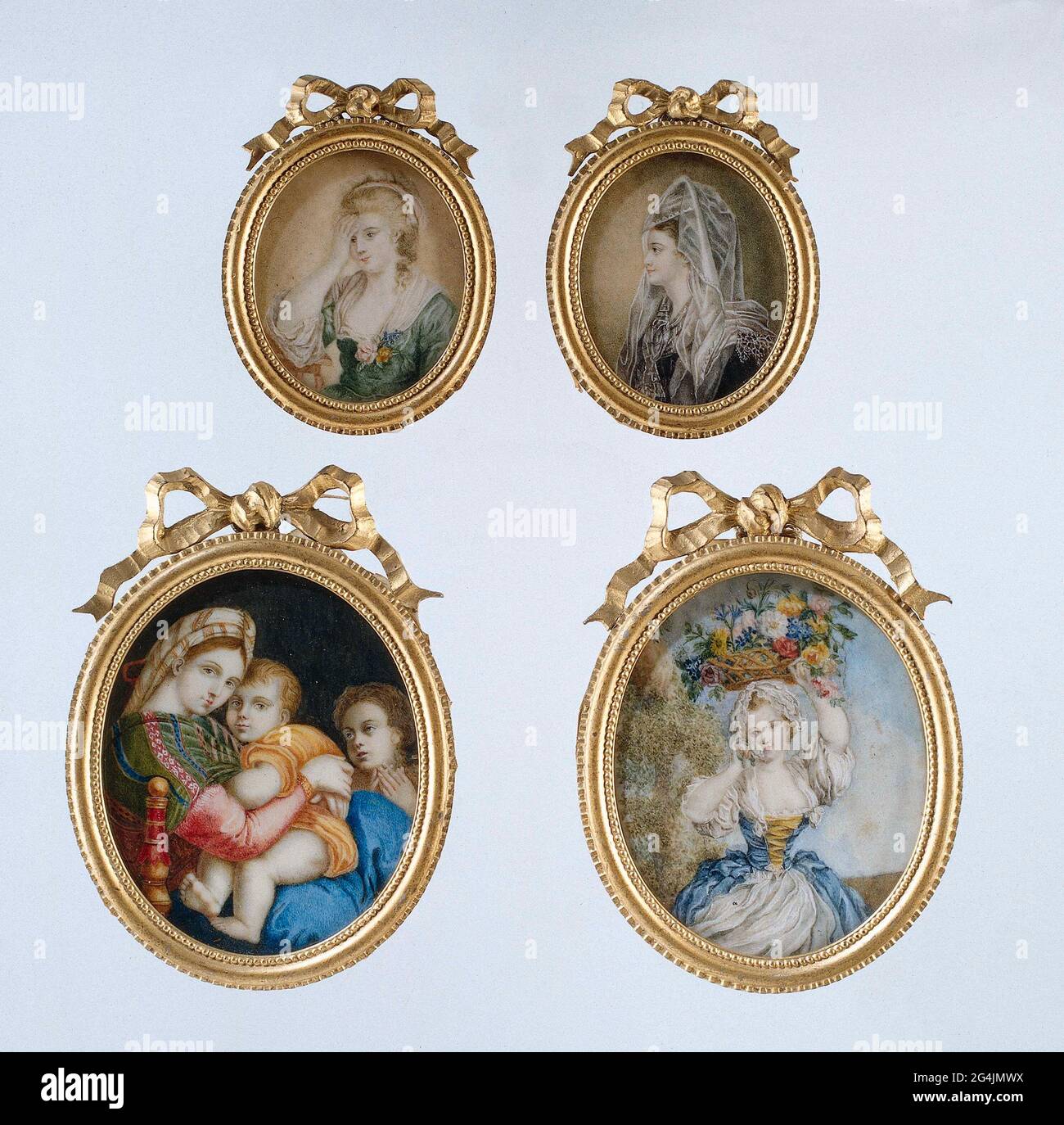 . Dipingere con una rappresentazione femminile con il braccio destro sollevato. La donna è raffigurata a metà, vestita con gestazione settecentesca, composta da un abito verde con impacco di battisti bianchi e polsini e corsage di fiori sul petto. I suoi capelli biondi grigi sollevati con nastro. Fronteggiato in una lista ovale di metallo in stile neo-classicista con perla e bordo a coste, coronato da prua. Foto Stock