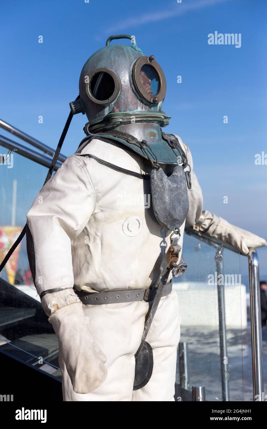 Tuta subacquea in alto mare all'ingresso del caffè sul lungomare Foto Stock