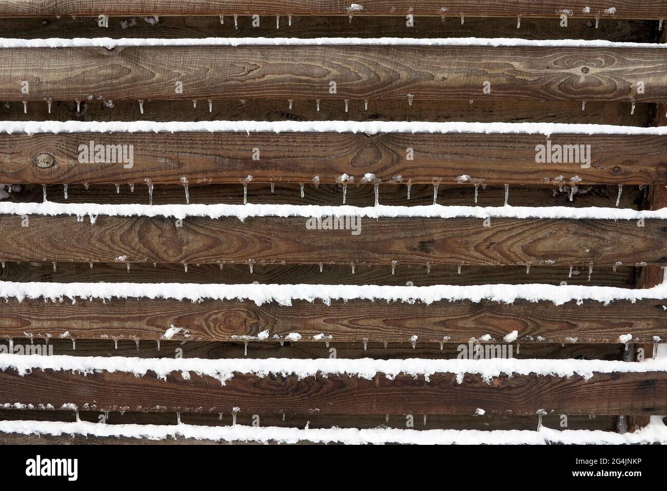 Neve e ghiaccio su recinzione di legno. Come sfondo testurizzato Foto Stock
