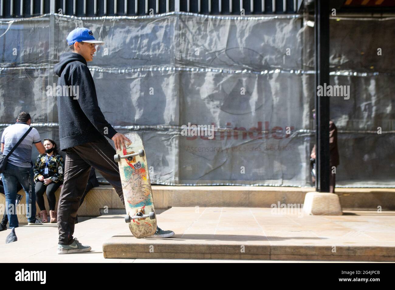 Un pattinatore guarda la scala che salterà durante il World Skate Day a Bogotà, Colombia, il 21 giugno 2021 Foto Stock