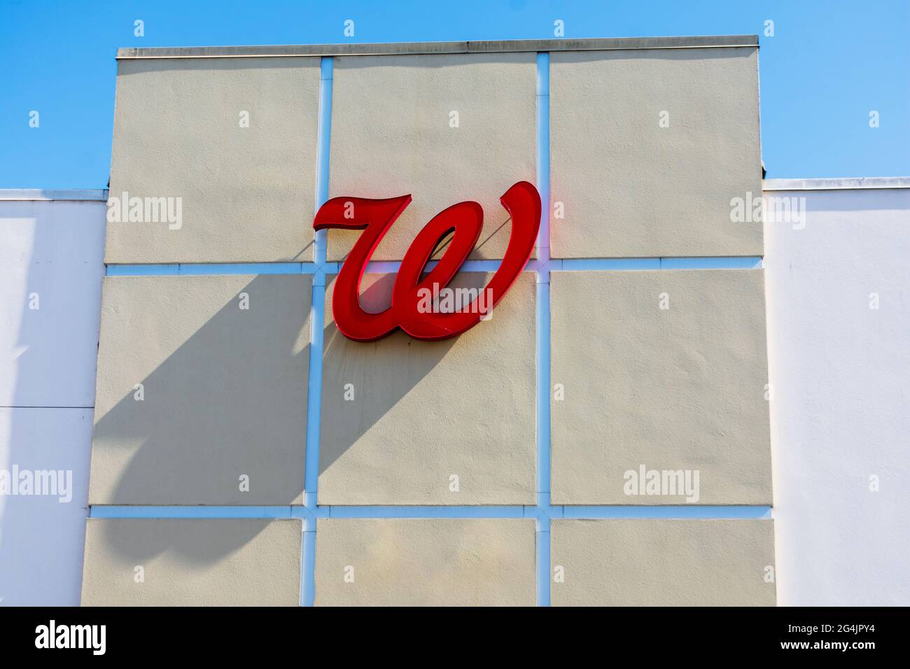 Walgreens, il logo iniziale W, su una catena di farmacia - San Francisco, California, USA - 2021 Foto Stock