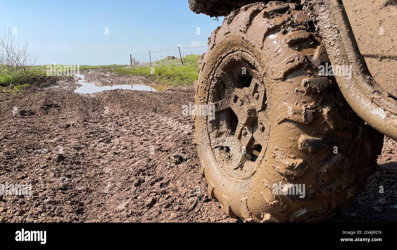 Le ruote ATV sono piene di fango. Concetto di viaggio e avventura. Foto Stock