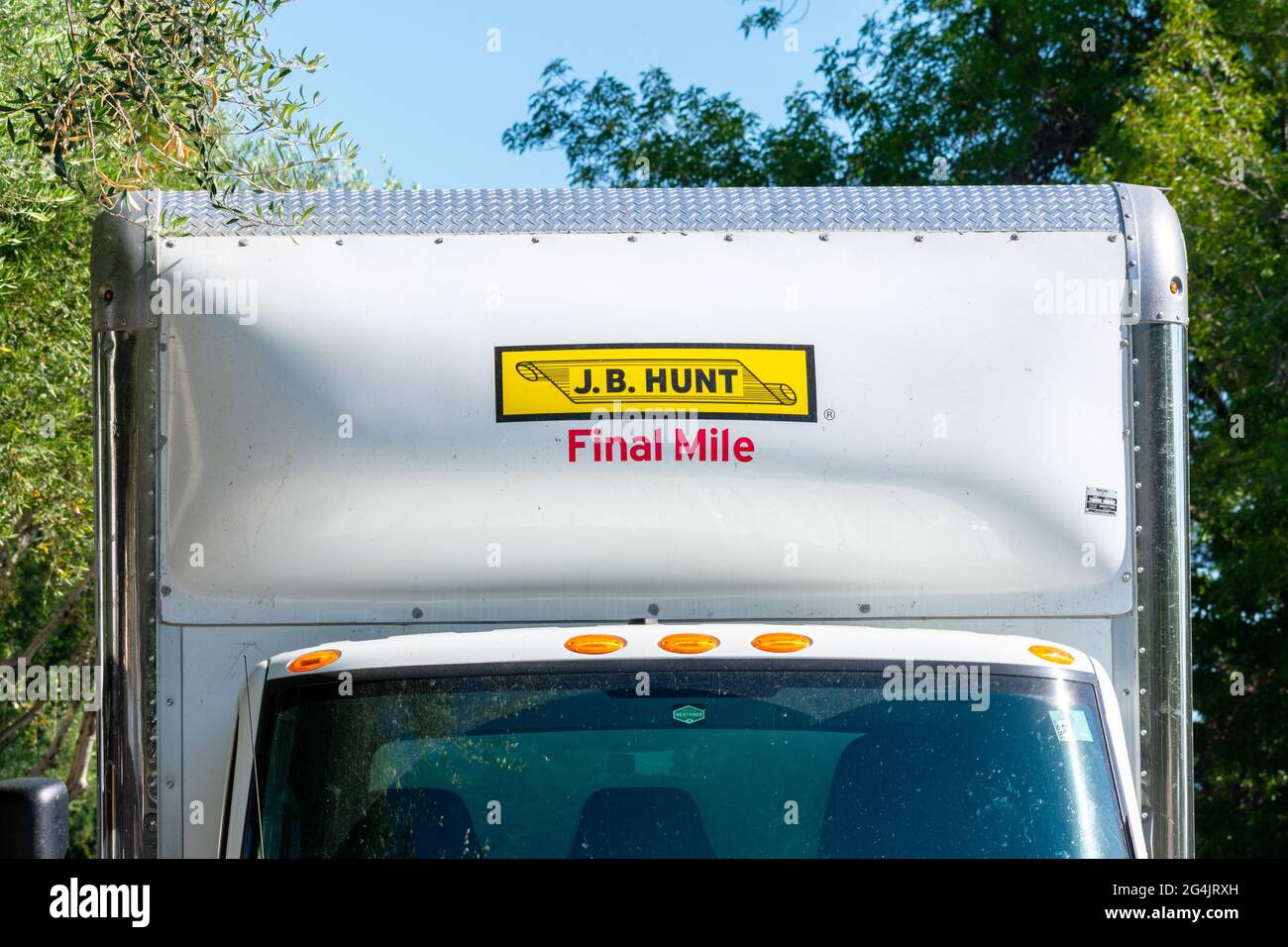 J.B. Cartello Hunt Last Mile, logo sul camion di consegna parcheggiato presso la sede del cliente - San Jose, California, USA - 2021 Foto Stock