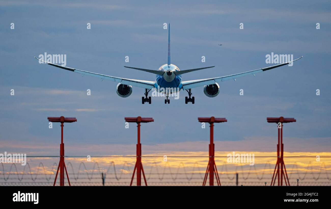 Richmond, British Columbia, Canada. 19 giugno 2021. Un Boeing 787 Dreamliner della China Southern Airlines atterra all'aeroporto internazionale di Vancouver. Credit: Bayne Stanley/ZUMA Wire/Alamy Live News Foto Stock
