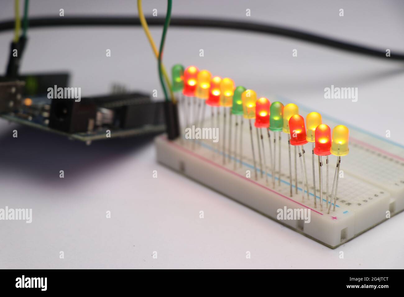 Serie di LED incandescenti controllati tramite scheda elettronica. Il concetto di progettazione dei prodotti è un'operazione che si fa da soli Foto Stock