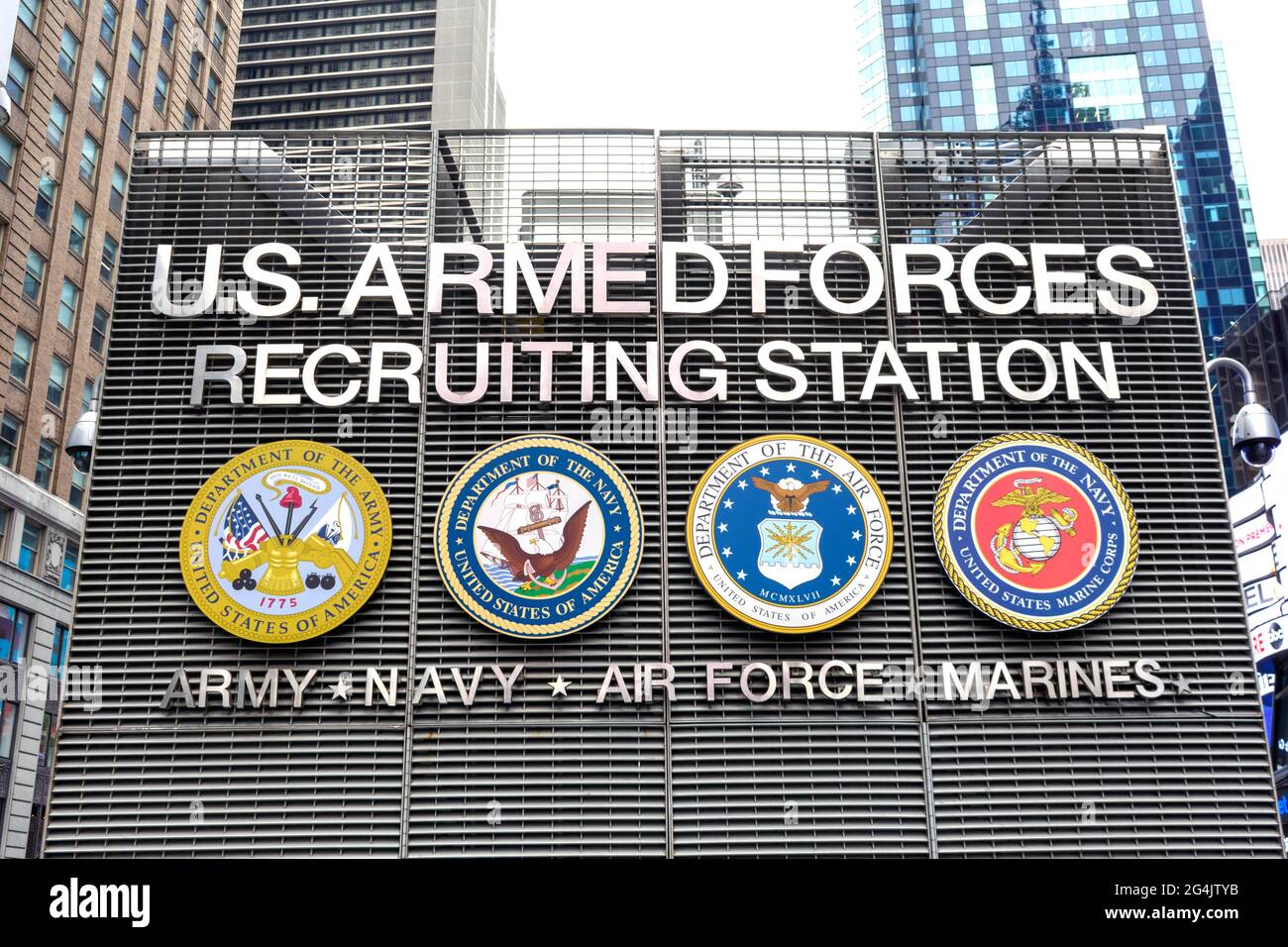 La stazione di reclutamento delle forze armate degli Stati Uniti firma alla stazione di Times Square che recluta per i quattro rami dell'esercito delle forze armate degli Stati Uniti, della marina, dell'aeronautica A. Foto Stock