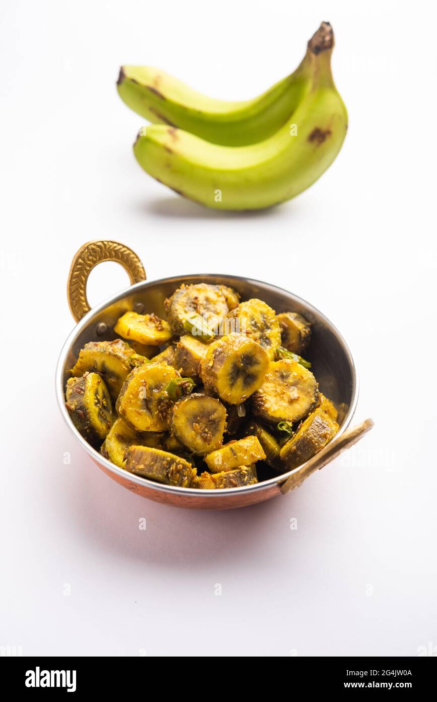 Bananone crudo sabzi o kacchey kele ki sabji popolare negli stati costieri dell'India come kerla, goa e maharashtra Foto Stock