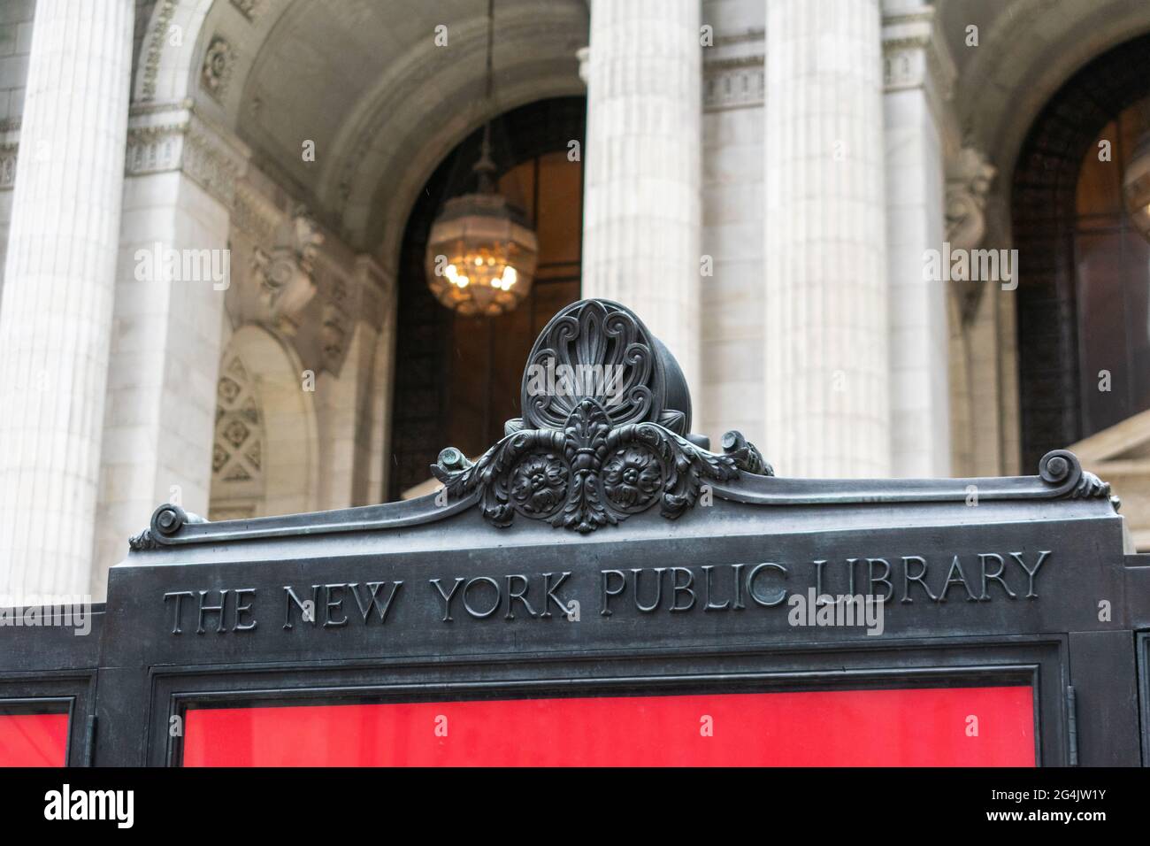 La Biblioteca pubblica di New York firma presso la sede principale della biblioteca edificio storico - New York, USA - Giugno 2021 Foto Stock