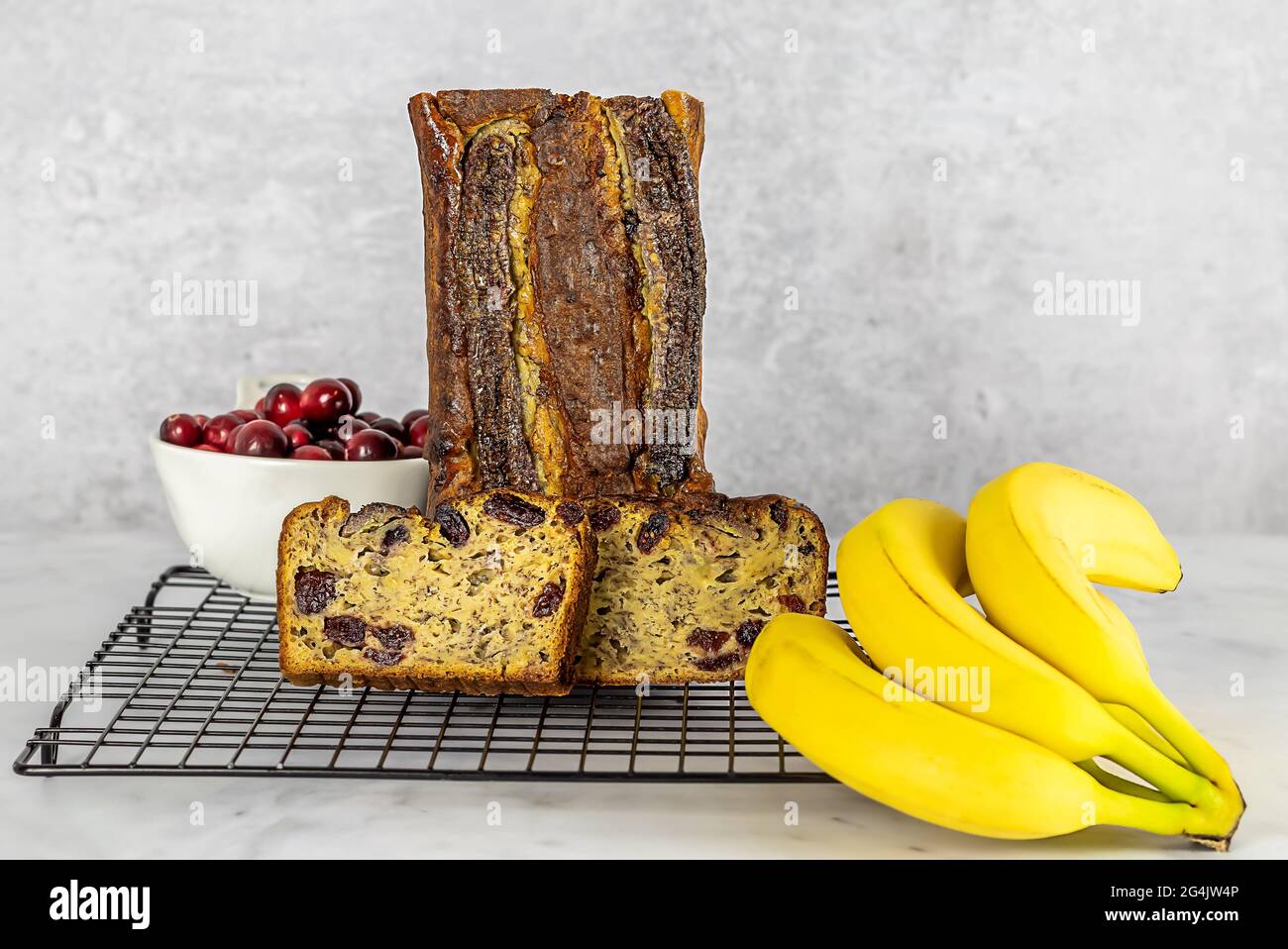 Pane di banana fresco e umido con mirtilli rossi. Dolci fatti in casa, senza zucchero artificiale, ricetta senza glutine. Spazio copia Foto Stock