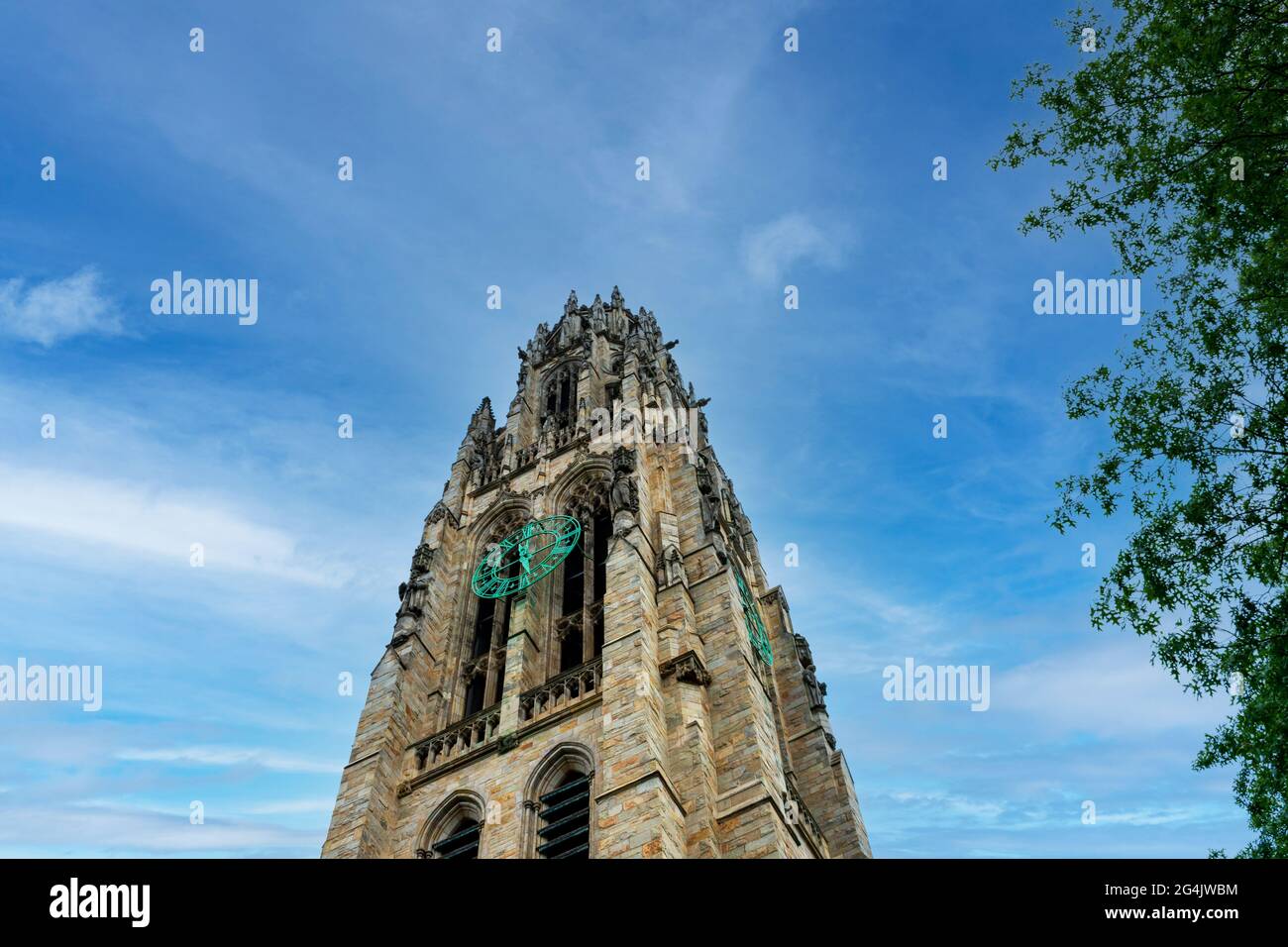 Guardando in su alla torre di Harkness in muratura all'università di Yale sotto il cielo bello. New Haven, Connecticut, Stati Uniti d'America - 2021 Foto Stock