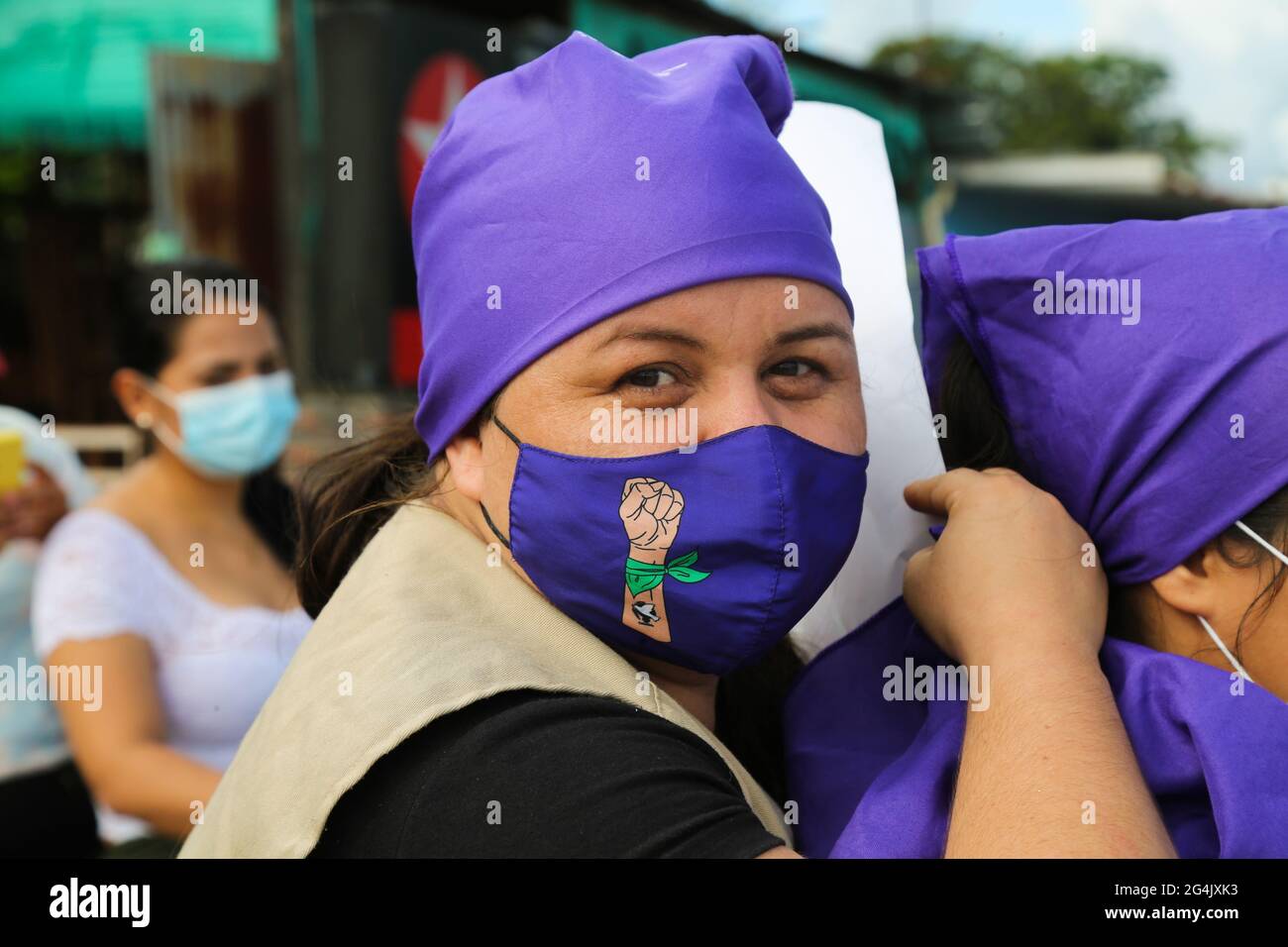 Una donna indossa una maschera viola badana e un movimento femminista mentre migliaia di contadini, indigeni e persone impegnate nell'accordo di pace di Meta e Guaviare hanno deciso di lasciare i loro territori nella città di Villavicencio, Colombia per unirsi allo sciopero nazionale 'Paro Nacional' proteste anti-governo in Colombia contro il governo del presidente Ivan Duque, disuguaglianze e disordini causati da abuso di autorità da parte della polizia. Il 28 aprile 2021. Foto Stock