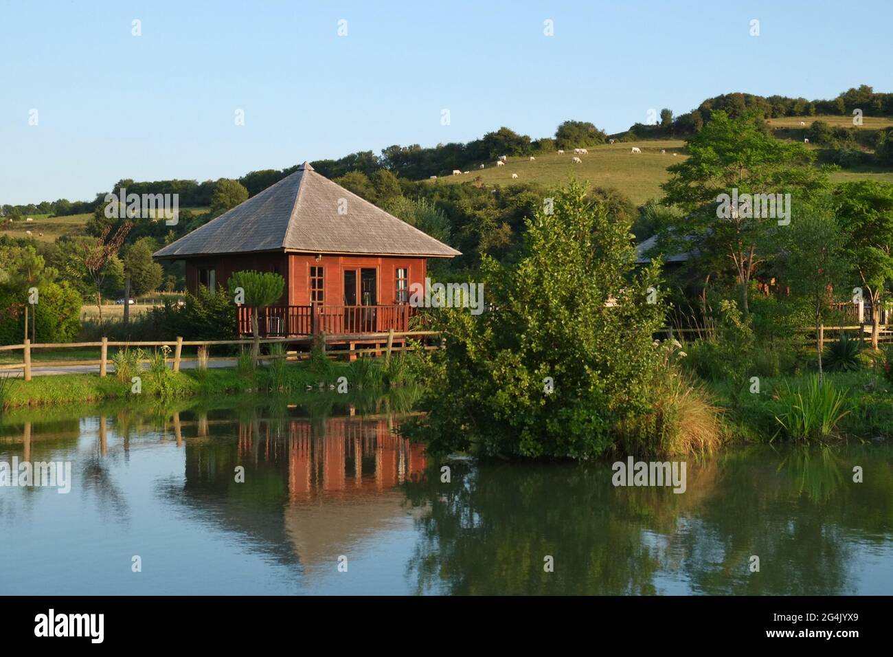 Capanna per vacanze che si riflette sul lago in Francia Foto Stock