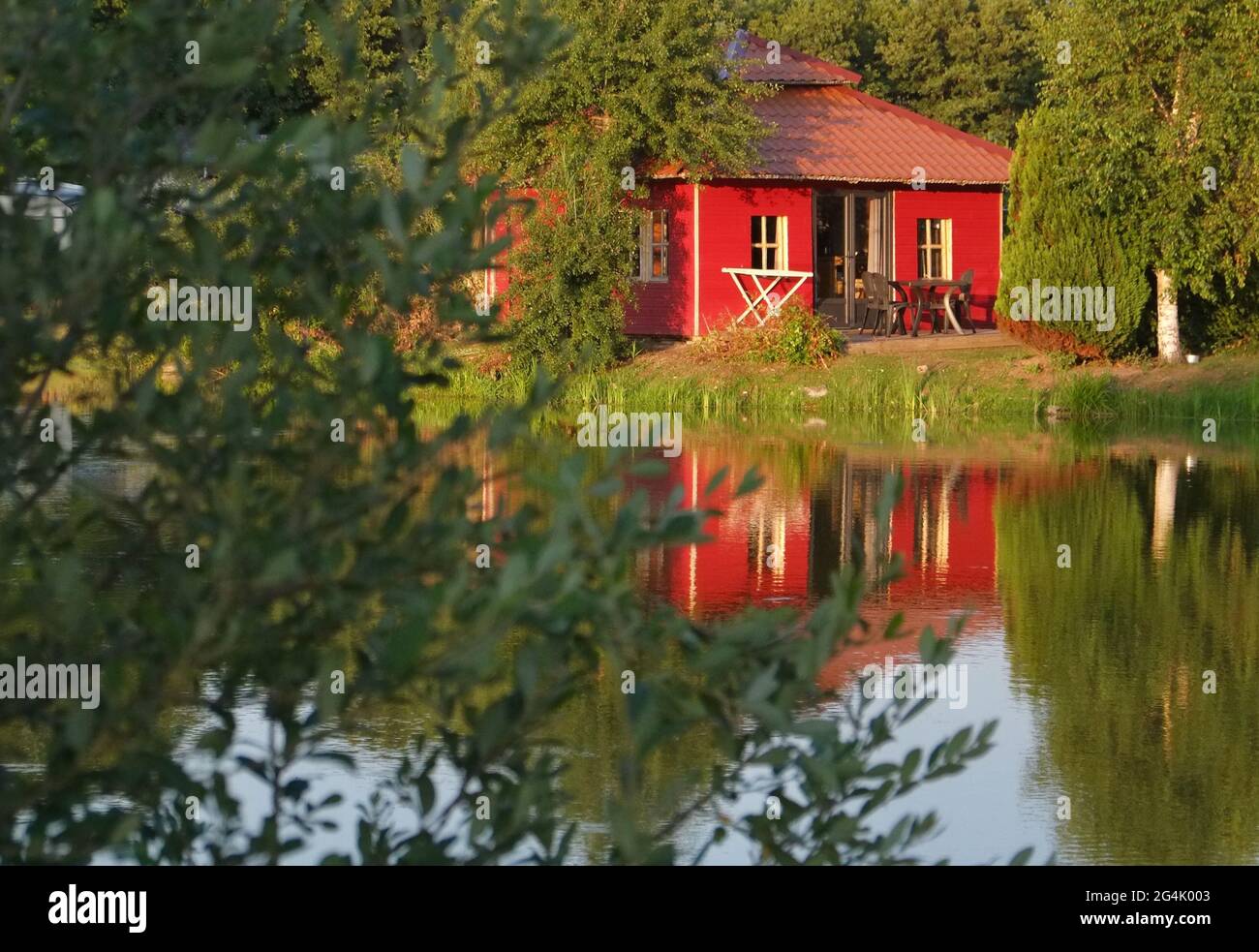 Graziosa piccola cabina di vacanza rossa sul lago in Francia Foto Stock