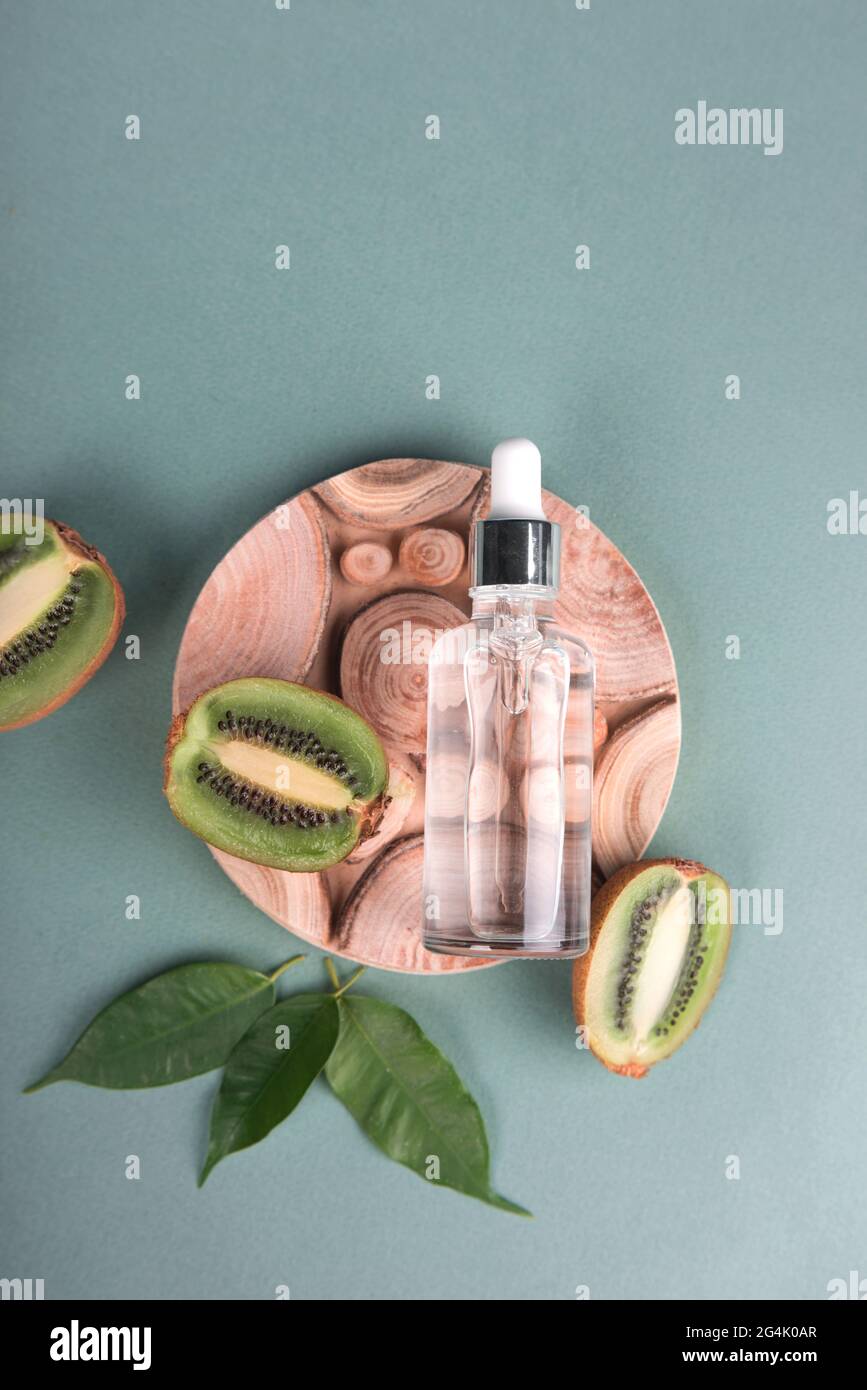 Bottiglia cosmetica naturale biologica mock up con foglie e fruit.blank bottiglia per marcare a caldo Foto Stock