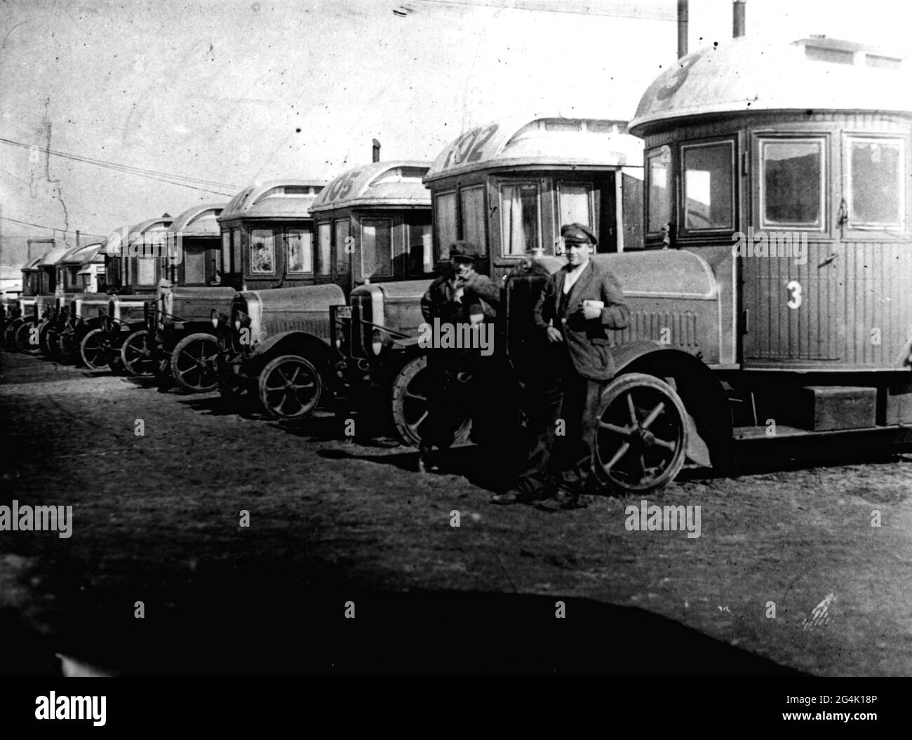 Trasporto / trasporto, auto, omnibus, piscina di autobus di una città, 1920, DIRITTI-AGGIUNTIVI-AUTORIZZAZIONE-INFORMAZIONI-NON-DISPONIBILE Foto Stock