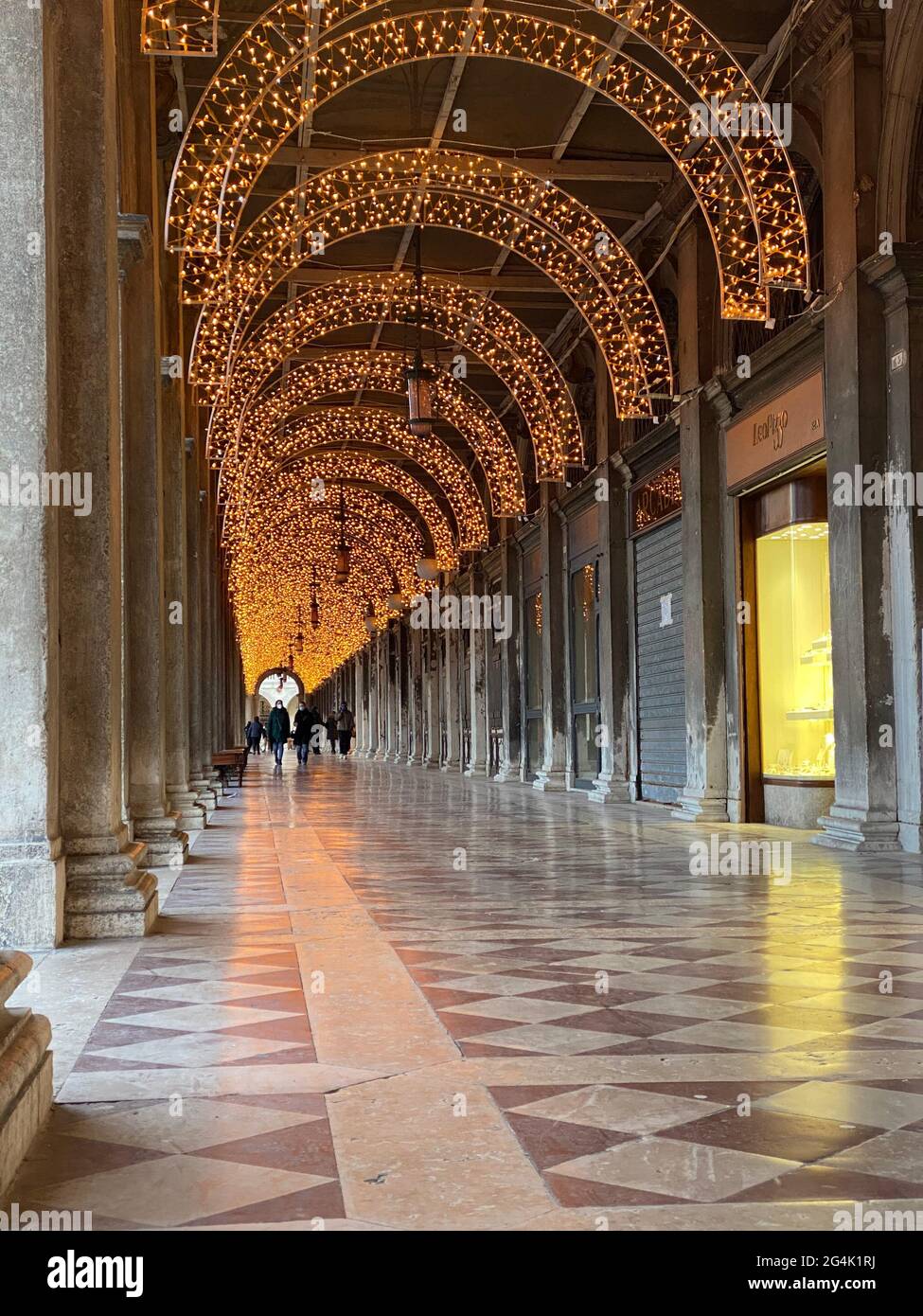 Venezia, Italia, 13 febbraio 2021 - Piazza San Marc, tutti i negozi vicino durante la chiusura, coronavirus nel lussuoso arco Foto Stock