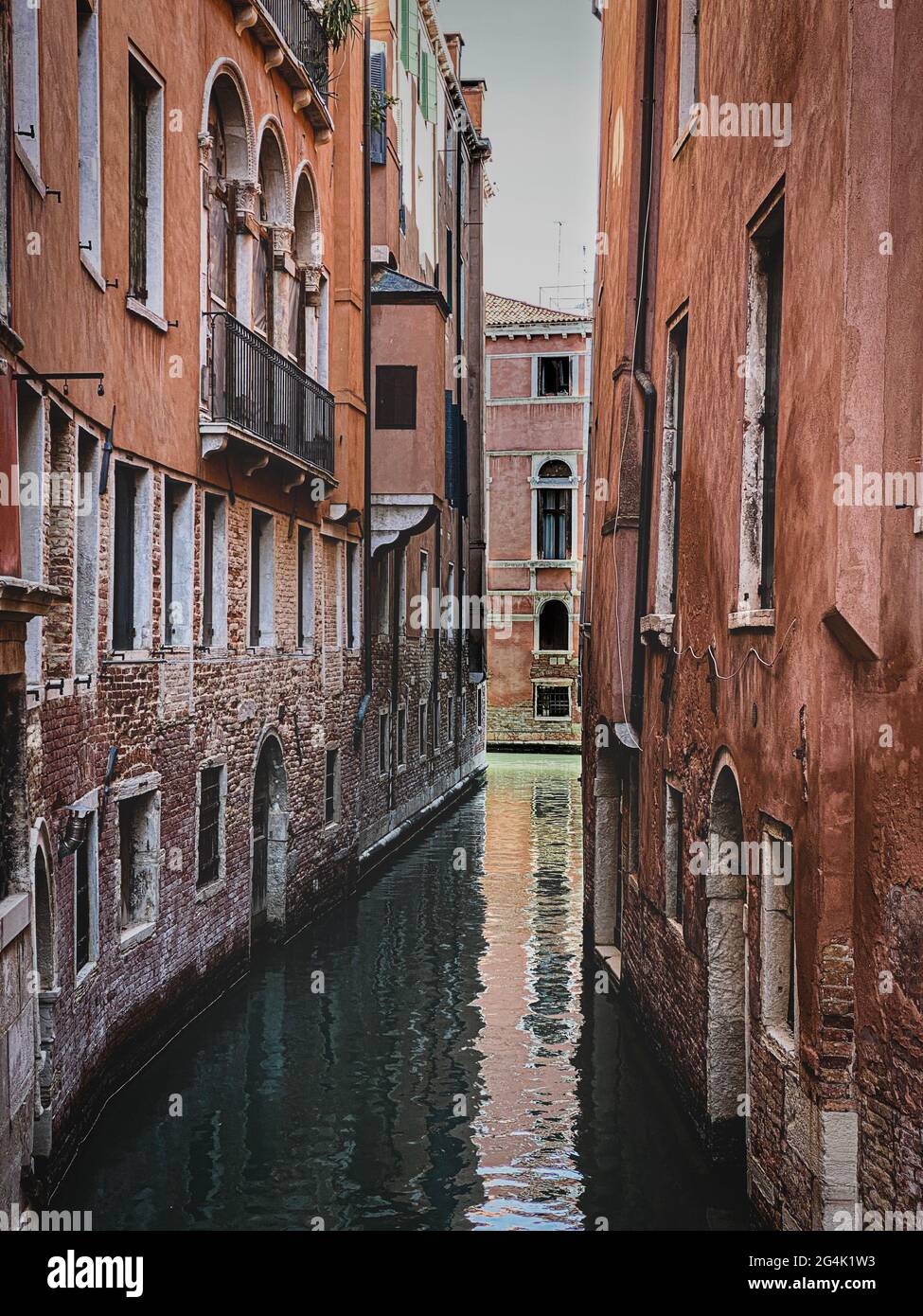 Immagine colorata di una piccola strada piena di linee per appendere la lavanderia a Venezia, Italia. Nessuna barca, nessuna gente Foto Stock