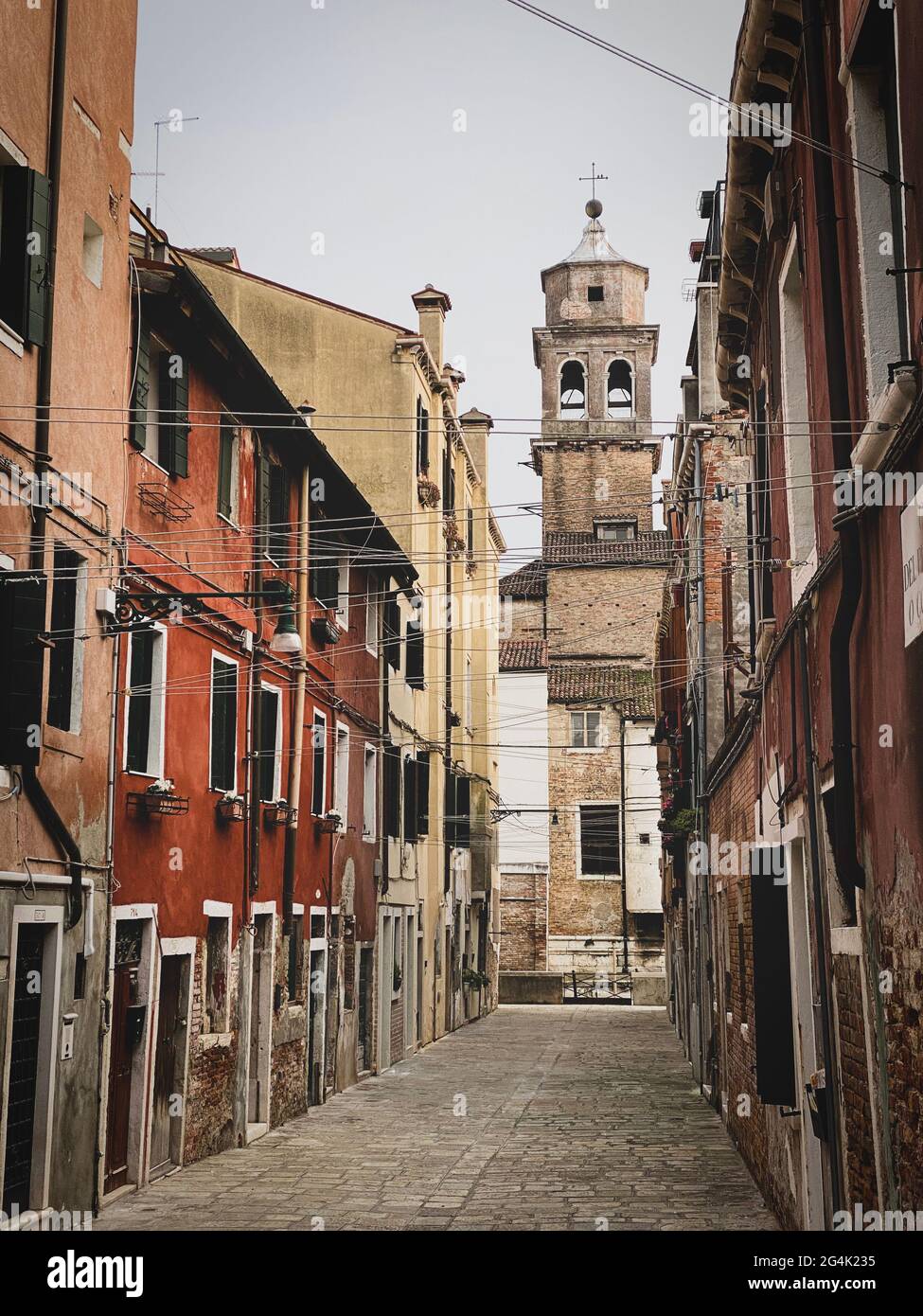 Immagine colorata di una piccola strada piena di linee per appendere la lavanderia a Venezia, Italia. Nessuna barca, nessuna gente Foto Stock
