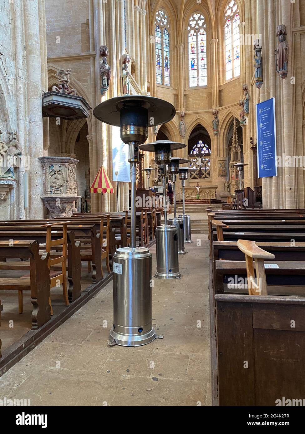 Avioth, Francia, 4 aprile 2021 - scaldabagno a gas durante la stagione invernale in una chiesa di Avioth Foto Stock