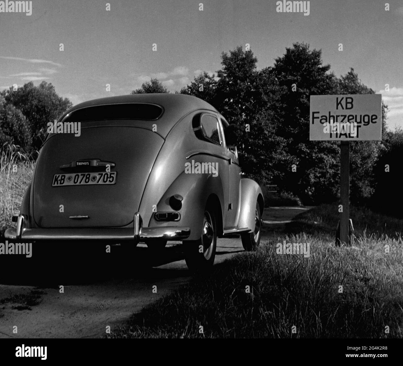 Trasporto / trasporto, auto, veicoli varianti, Ford Taunus G93A al confine del settore, Berlino, DIRITTI-AGGIUNTIVI-AUTORIZZAZIONE-INFORMAZIONI-NON-DISPONIBILE Foto Stock