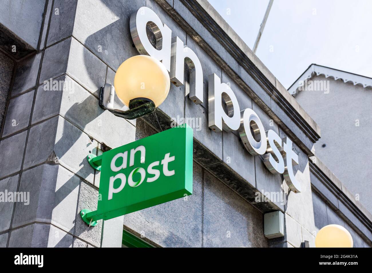 An Post, ufficio postale - frontage con logo a Letterkeny, Contea di Donegal, Irlanda Foto Stock