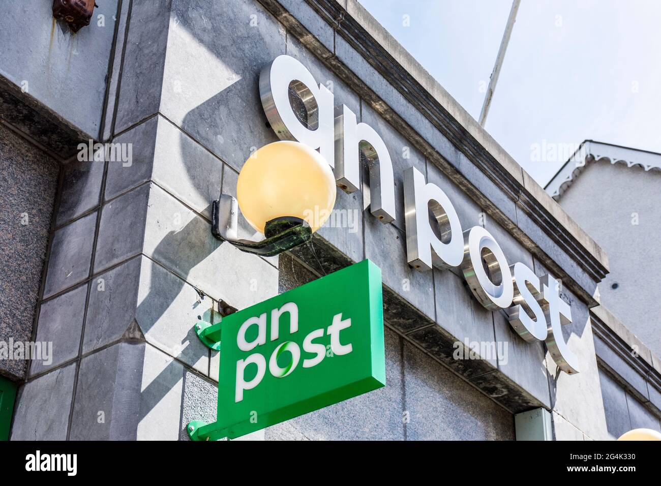 An Post, ufficio postale - frontage con logo a Letterkeny, Contea di Donegal, Irlanda Foto Stock
