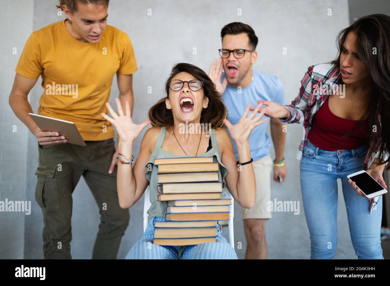 Studente ansioso sopraffatti dallo studio e dalla lettura di libri Foto Stock