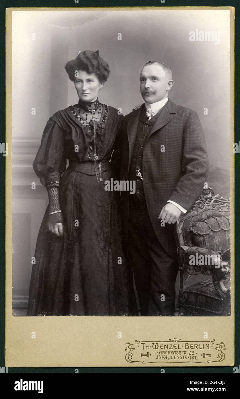 Germania, Berlino, coppia sposata, intorno al 1900, studio fotografico by Th. Wenzel, Berlino. , ADDITIONAL-RIGHTS-CLEARANCE-INFO-NOT-AVAILABLE Foto Stock