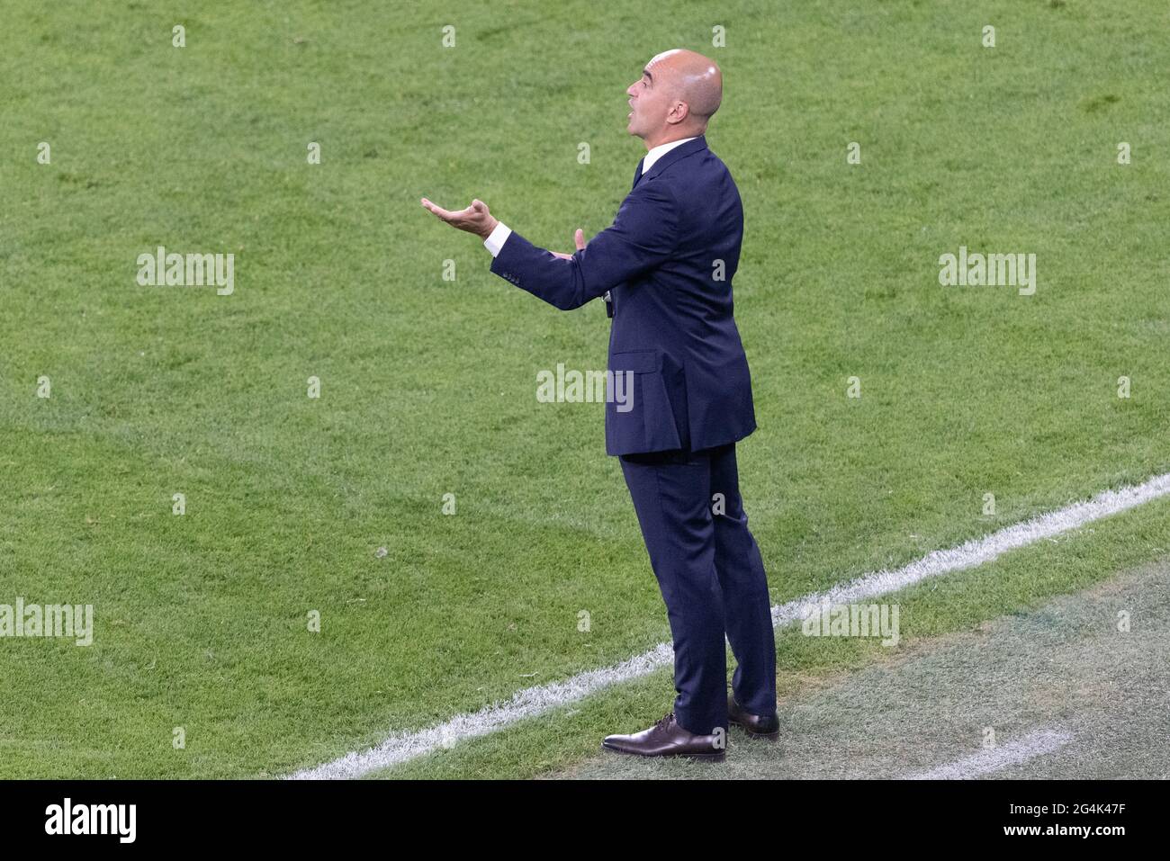 SAN PIETROBURGO, RUSSIA - 21 GIUGNO: Roberto Martinez, Head Coach del Belgio reagisce durante la partita del Campionato UEFA Euro 2020 Gruppo B tra Finlandia e Belgio allo stadio di San Pietroburgo il 21 giugno 2021 a San Pietroburgo, Russia Foto Stock