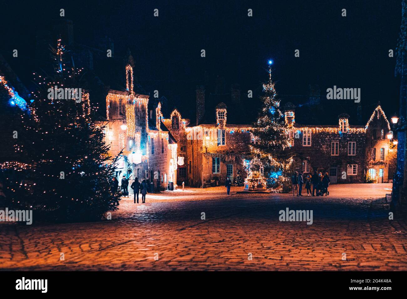 Locronan (Bretagna, Francia nord-occidentale), villaggio premiato con l'etichetta "villaggio di carattere" ("Petite cite de caractere"): Luci di Natale il mese di dicembre Foto Stock