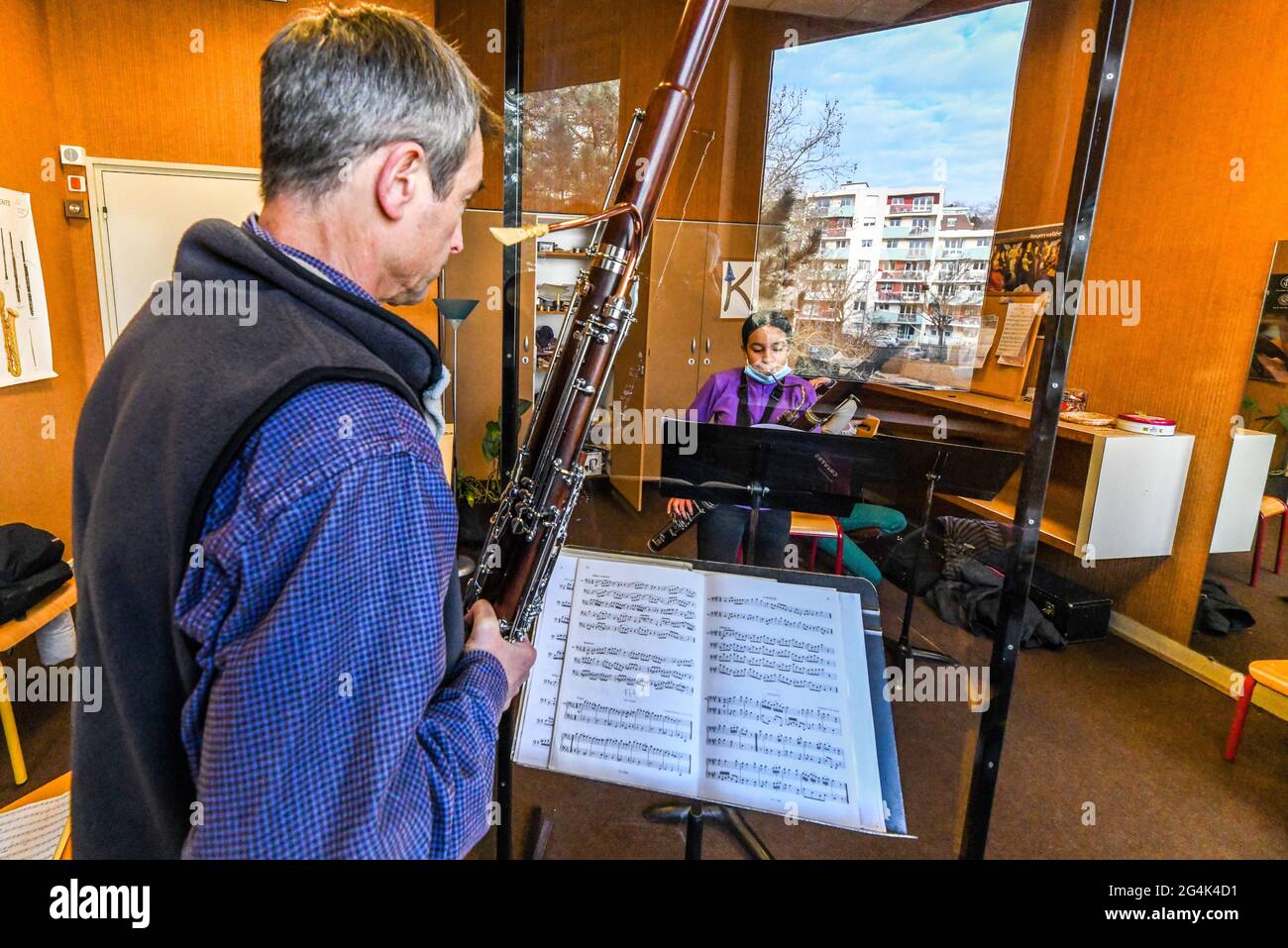 Lezione di musica all'accademia musicale di Rouen durante la pandemia di COVID 19, il 12 febbraio 2021. Giovane ragazza, adolescente, imparando a giocare il fagotto Foto Stock