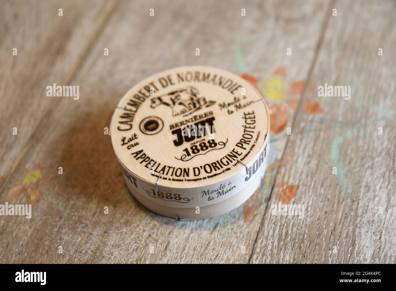 Scatola di formaggio camembert di Normandia, fatto con latte crudo stampato a mano, Bernieres JORT AOP formaggio (con una garanzia di origine) dal 1888 Foto Stock