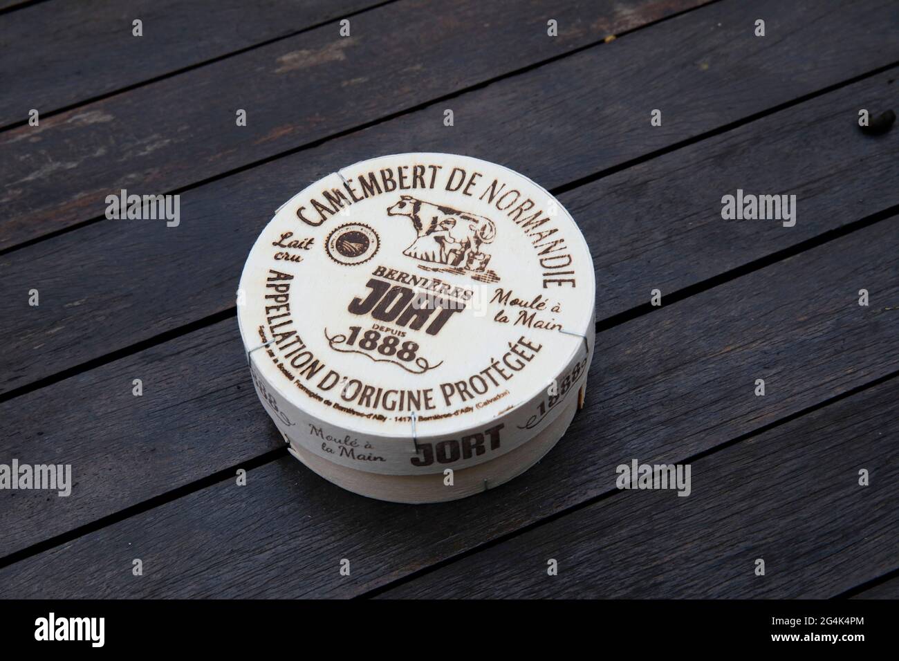 Scatola di formaggio camembert di Normandia, fatto con latte crudo stampato a mano, Bernieres JORT AOP formaggio (con una garanzia di origine) dal 1888 Foto Stock