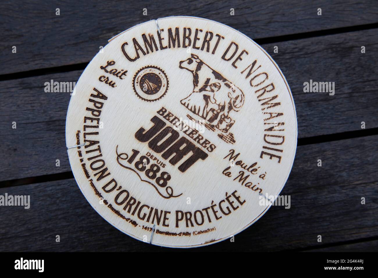 Scatola di formaggio camembert di Normandia, fatto con latte crudo stampato a mano, Bernieres JORT AOP formaggio (con una garanzia di origine) dal 1888 Foto Stock