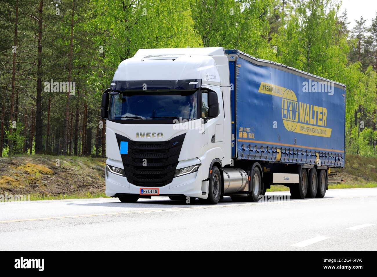 Nuova Iveco S-Way Natural Power, NP, alimentata a gas bianco, camion davanti al semirimorchio sull'autostrada 25 in una giornata di sole. Raasepori, Finlandia. 27 maggio 2021. Foto Stock