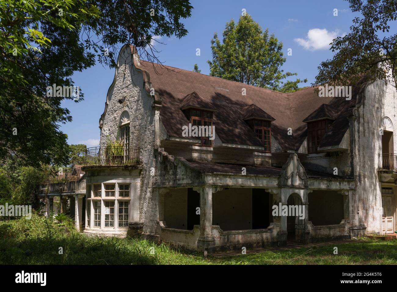 Vecchia casa coloniale sulla terra all'angolo di Warai South Road e Dagoretti Road, a Karen, Nairobi. Che è il sito proposto per uno sviluppo di ufficio f Foto Stock