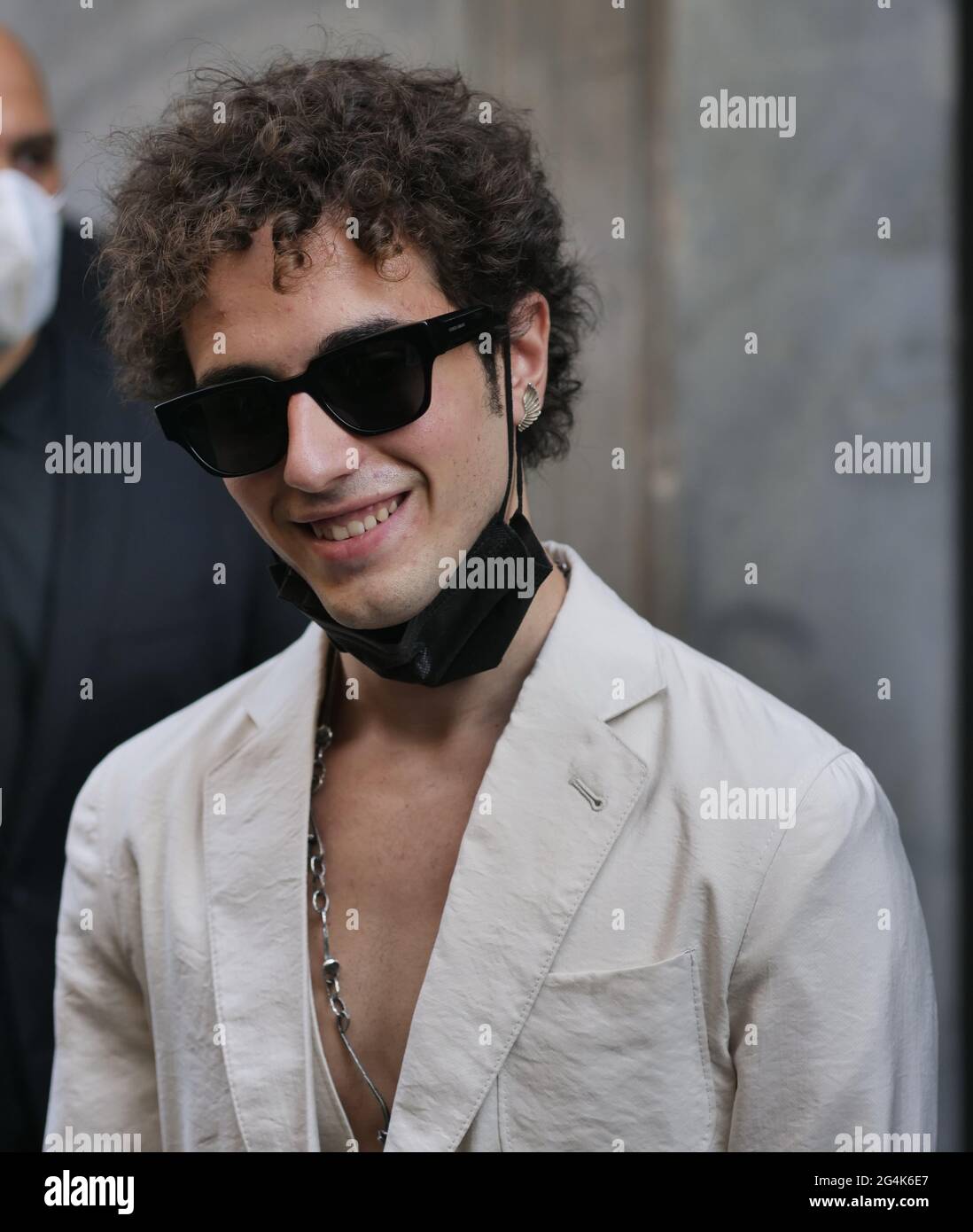 Il cantante Cantù Rajnoldi ha chiamato Tancredi in posa per il fotografo  prima della sfilata di moda Armani durante le collezioni dell'uomo MFW 2021  Foto stock - Alamy