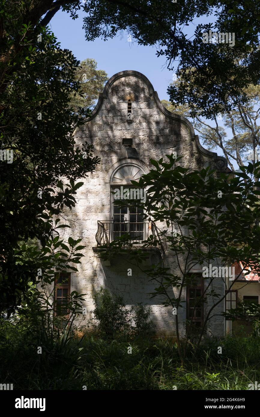Vecchia casa coloniale sulla terra all'angolo di Warai South Road e Dagoretti Road, a Karen, Nairobi. Che è il sito proposto per uno sviluppo di ufficio f Foto Stock
