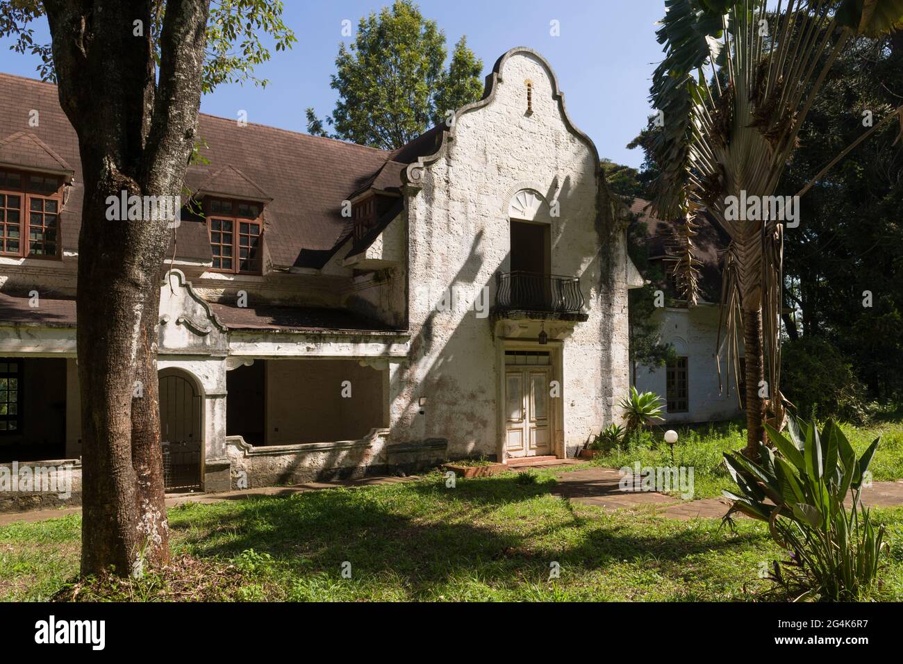 Vecchia casa coloniale sulla terra all'angolo di Warai South Road e Dagoretti Road, a Karen, Nairobi. Che è il sito proposto per uno sviluppo di ufficio f Foto Stock