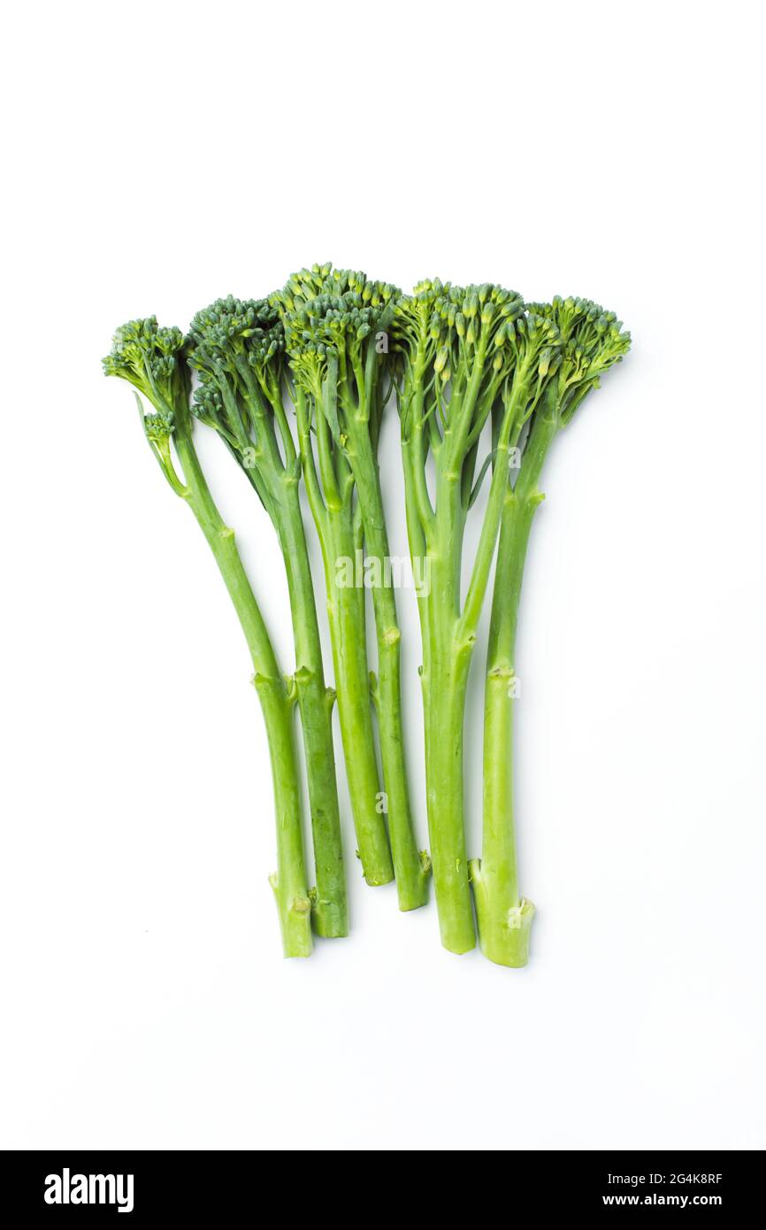 Mucchio di broccolini grezzo isolato su sfondo bianco Foto Stock