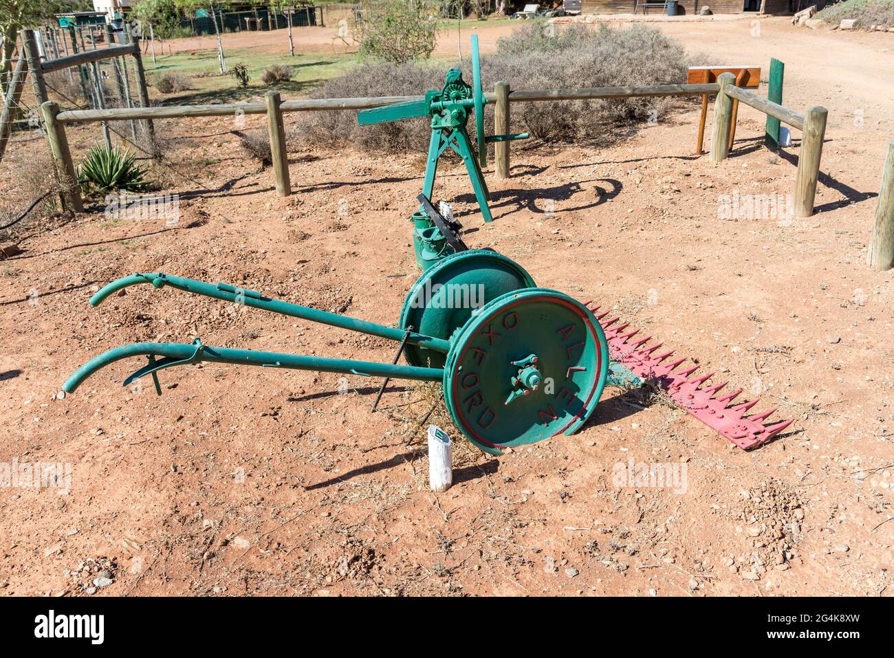 MCGREGOR, SUDAFRICA - 8 APRILE 2021: Storico tagliafieno del 1940 circa presso McGregor, nella provincia del Capo Occidentale Foto Stock