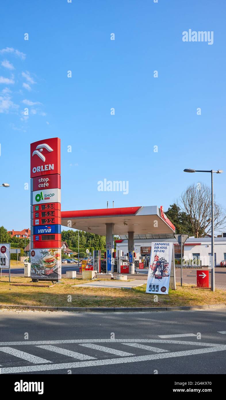 Czaplinek, Polonia - 20 giugno 2021: Stazione di servizio Orlen, negozio e caffè a Czaplinek, città nella contea di Drawsko, Voivodato Pomeraniano occidentale. Foto Stock