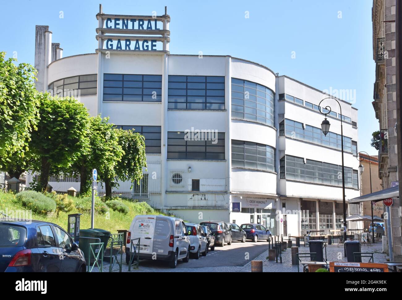 Il Garage Centrale, a Limoges, Francia, originariamente costruito per gli showroom Citroën & Peugeot, incorpora un parcheggio in uno spettacolare stile Art Deco Foto Stock