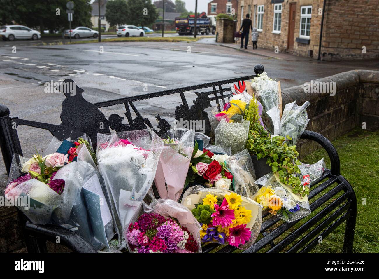 L'omicidio di Gracie Spinks. Fiori lasciati nel Giardino della rimebranza di Gracie Spinks città natale di Old Whittington, Derbyshire. Foto Stock