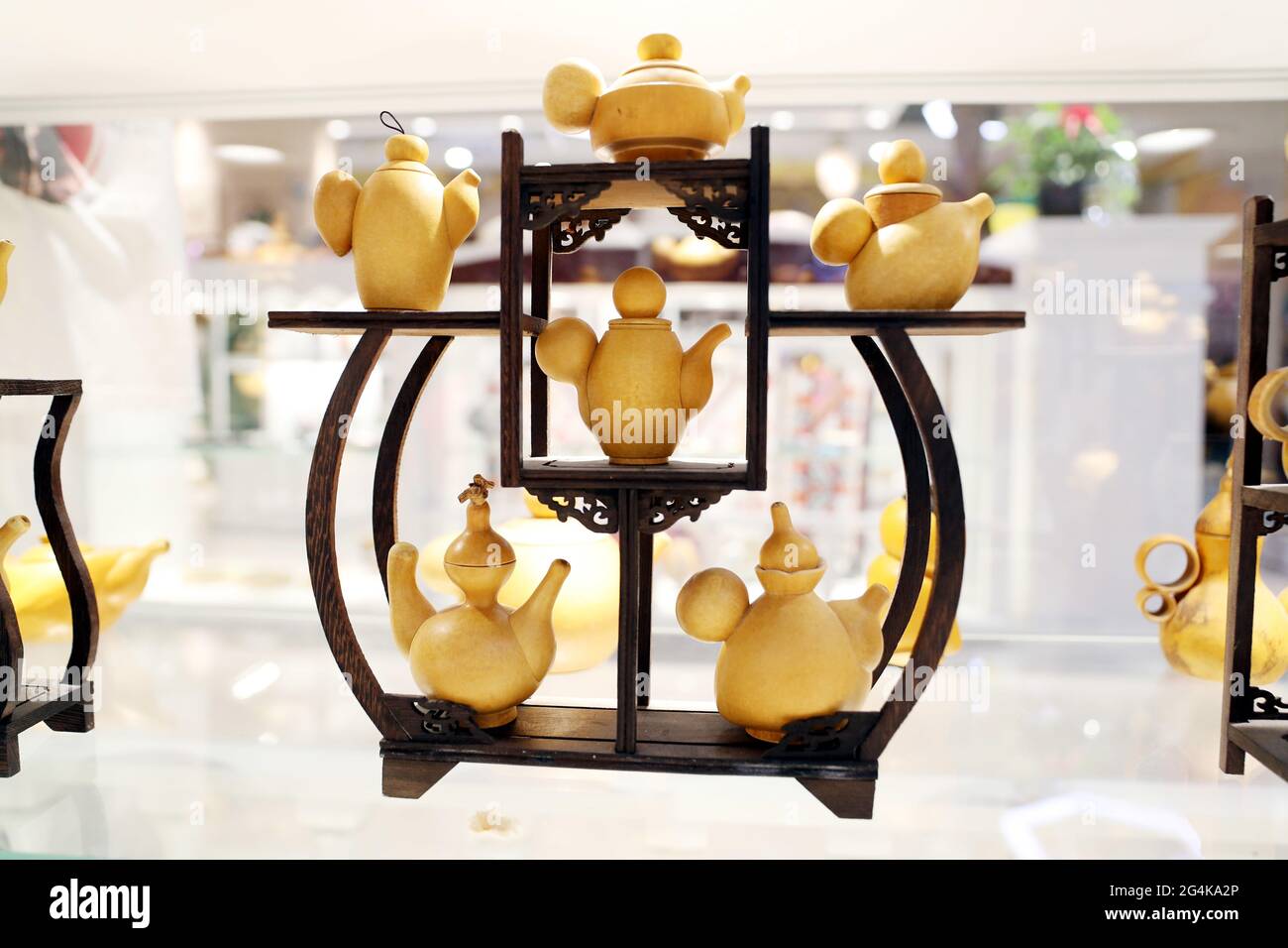 22 giugno 2021, Cina: Il 20 giugno, Luo Baocai ha fatto gourd artigianato al Grande Bazaar intangibile Beni culturali Museo di Erdaoqiao, Urumqi. Un saldatore o alcuni coltelli da intaglio, semplici attrezzi messi nelle mani di Wang Guowei, possono trasformare una zucca liscia in un artigianato squisito. Luo Baocai, che è nei suoi anni '70, vive nella casa di famiglia della Wangjialiang Bus Company a Urumqi. Dopo essere andato in pensione nel 2000, ha cominciato a coltivare i gourds e a fare i mestieri gourd a casa. Dopo anni di duro lavoro, i mestieri gourd che ha prodotto hanno linee lisce e modelli vividi. Formare un settore. (Immagine di credito: © SIPA Asia via Z Foto Stock