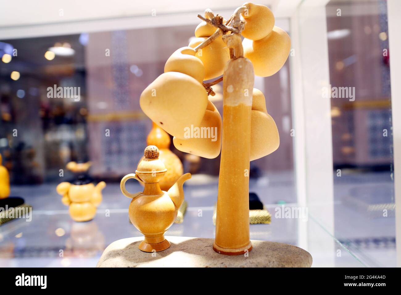 22 giugno 2021, Cina: Il 20 giugno, Luo Baocai ha fatto gourd artigianato al Grande Bazaar intangibile Beni culturali Museo di Erdaoqiao, Urumqi. Un saldatore o alcuni coltelli da intaglio, semplici attrezzi messi nelle mani di Wang Guowei, possono trasformare una zucca liscia in un artigianato squisito. Luo Baocai, che è nei suoi anni '70, vive nella casa di famiglia della Wangjialiang Bus Company a Urumqi. Dopo essere andato in pensione nel 2000, ha cominciato a coltivare i gourds e a fare i mestieri gourd a casa. Dopo anni di duro lavoro, i mestieri gourd che ha prodotto hanno linee lisce e modelli vividi. Formare un settore. (Immagine di credito: © SIPA Asia via Z Foto Stock