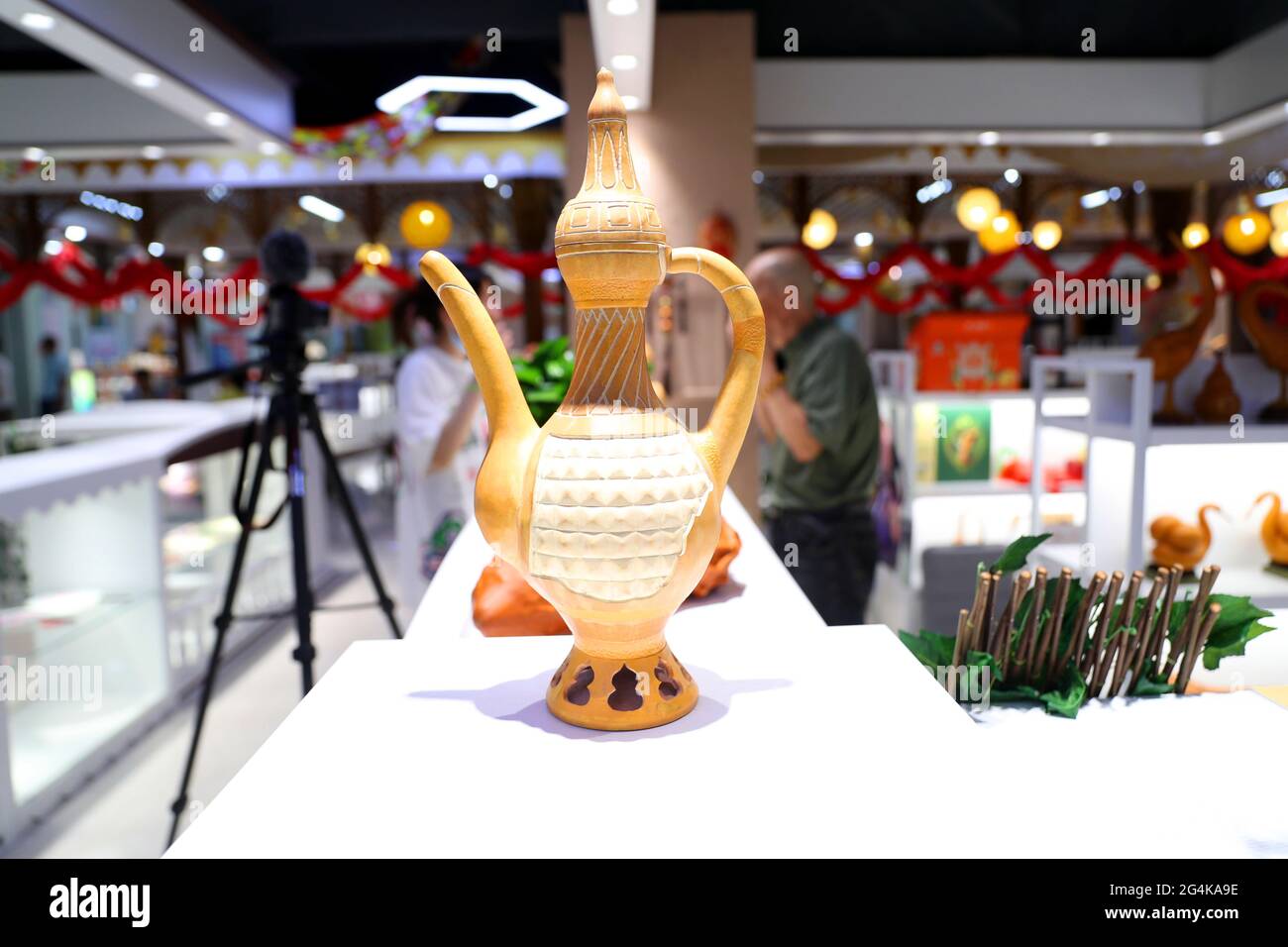 22 giugno 2021, Cina: Il 20 giugno, Luo Baocai ha fatto gourd artigianato al Grande Bazaar intangibile Beni culturali Museo di Erdaoqiao, Urumqi. Un saldatore o alcuni coltelli da intaglio, semplici attrezzi messi nelle mani di Wang Guowei, possono trasformare una zucca liscia in un artigianato squisito. Luo Baocai, che è nei suoi anni '70, vive nella casa di famiglia della Wangjialiang Bus Company a Urumqi. Dopo essere andato in pensione nel 2000, ha cominciato a coltivare i gourds e a fare i mestieri gourd a casa. Dopo anni di duro lavoro, i mestieri gourd che ha prodotto hanno linee lisce e modelli vividi. Formare un settore. (Immagine di credito: © SIPA Asia via Z Foto Stock