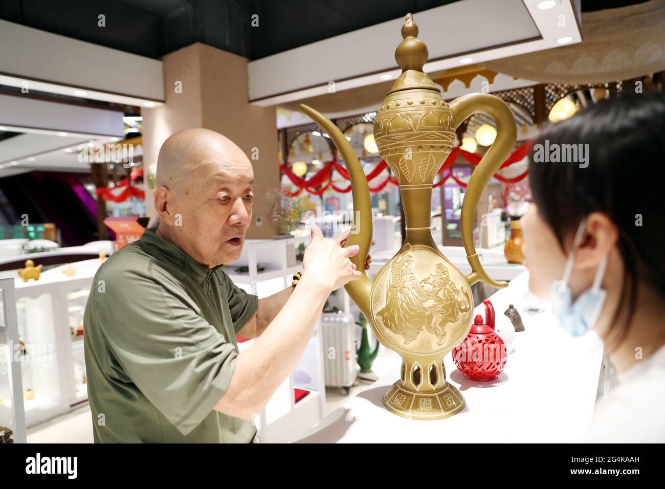 22 giugno 2021, Cina: Il 20 giugno, Luo Baocai ha fatto gourd artigianato al Grande Bazaar intangibile Beni culturali Museo di Erdaoqiao, Urumqi. Un saldatore o alcuni coltelli da intaglio, semplici attrezzi messi nelle mani di Wang Guowei, possono trasformare una zucca liscia in un artigianato squisito. Luo Baocai, che è nei suoi anni '70, vive nella casa di famiglia della Wangjialiang Bus Company a Urumqi. Dopo essere andato in pensione nel 2000, ha cominciato a coltivare i gourds e a fare i mestieri gourd a casa. Dopo anni di duro lavoro, i mestieri gourd che ha prodotto hanno linee lisce e modelli vividi. Formare un settore. (Immagine di credito: © SIPA Asia via Z Foto Stock