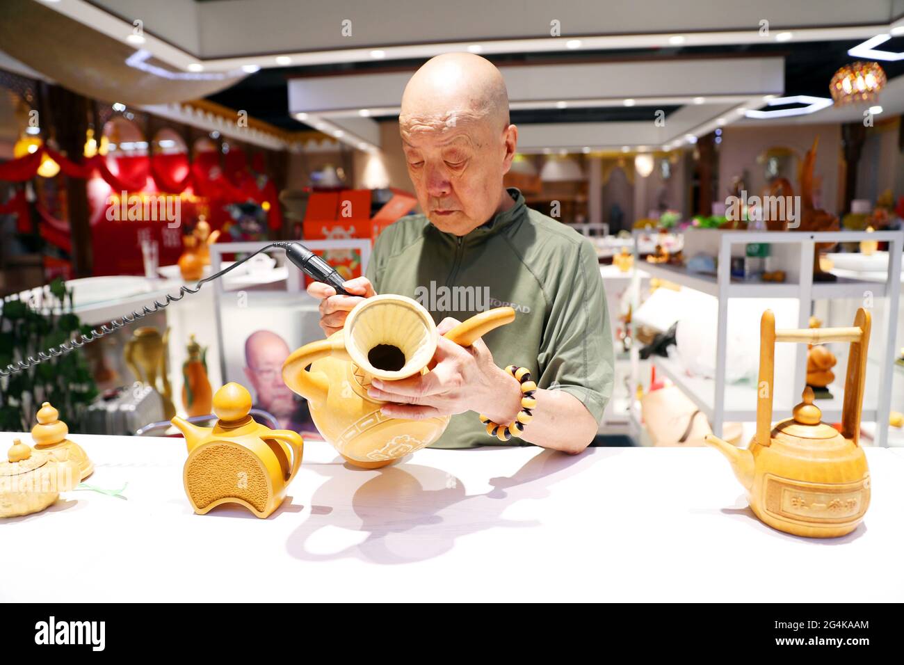 22 giugno 2021, Cina: Il 20 giugno, Luo Baocai ha fatto gourd artigianato al Grande Bazaar intangibile Beni culturali Museo di Erdaoqiao, Urumqi. Un saldatore o alcuni coltelli da intaglio, semplici attrezzi messi nelle mani di Wang Guowei, possono trasformare una zucca liscia in un artigianato squisito. Luo Baocai, che è nei suoi anni '70, vive nella casa di famiglia della Wangjialiang Bus Company a Urumqi. Dopo essere andato in pensione nel 2000, ha cominciato a coltivare i gourds e a fare i mestieri gourd a casa. Dopo anni di duro lavoro, i mestieri gourd che ha prodotto hanno linee lisce e modelli vividi. Formare un settore. (Immagine di credito: © SIPA Asia via Z Foto Stock